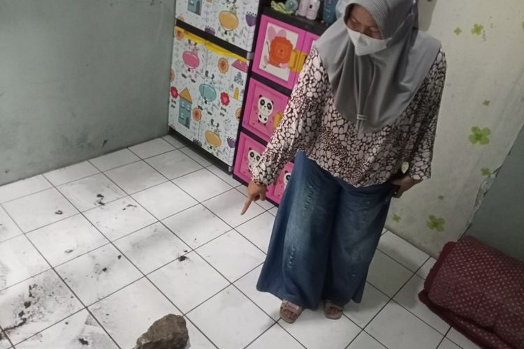 Sebuah Cerobong Power Plan milik PT Panasia rubuh dan berdampak pada pemukiman warga di Kampung Ciguriang Hilir, Desa Cangkuang Wetan, Kecamatan Dayeuhkolot, Kabupaten Bandung, Jawa Barat, pada Selasa (6/12/2022).