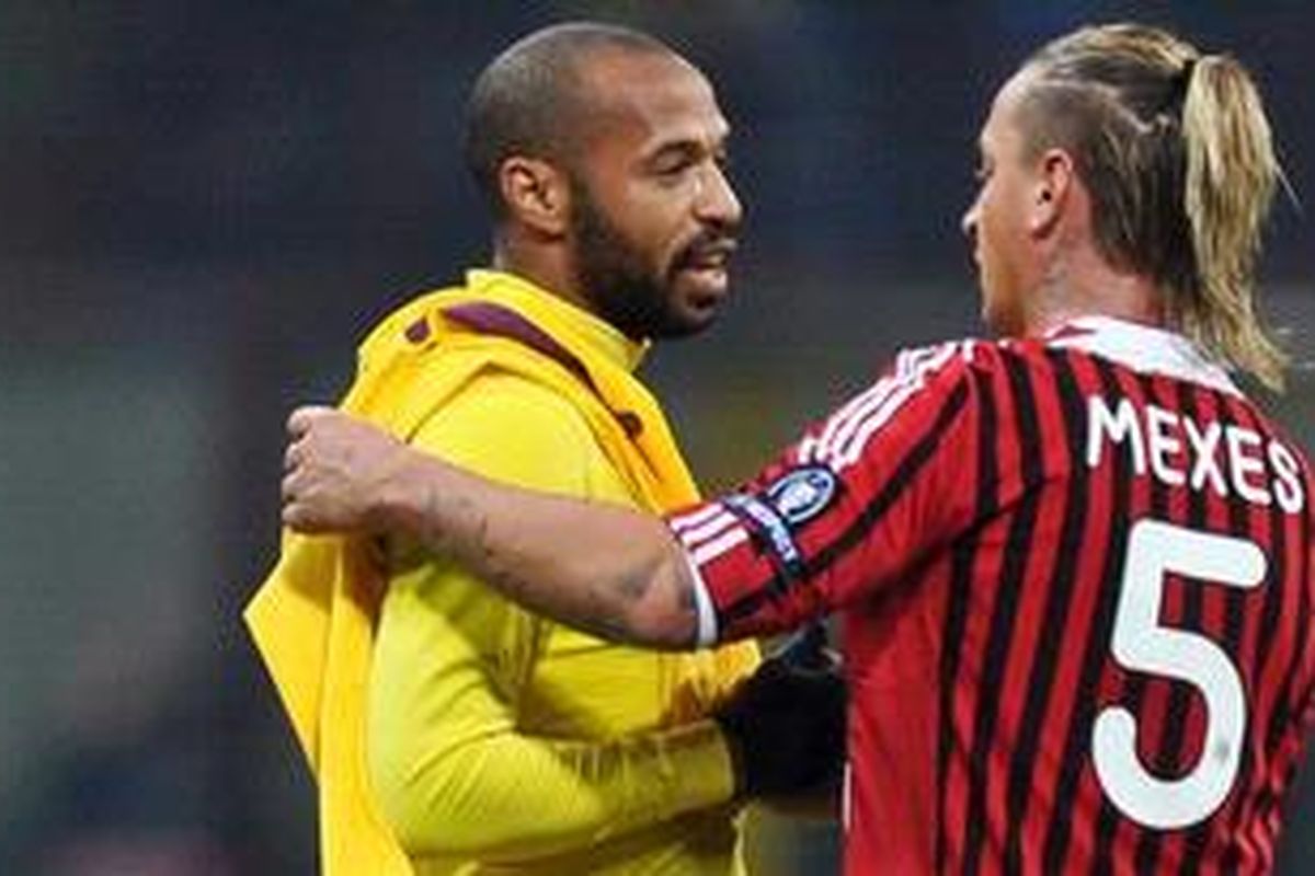 Bek AC Milan, Philippe Mexes (kanan), bersalaman dengan penyerang Arsenal, Thierry Henry, usai pertandingan leg pertama 16 besar Liga Champions, di San Siro, Rabu (15/2/2012). 