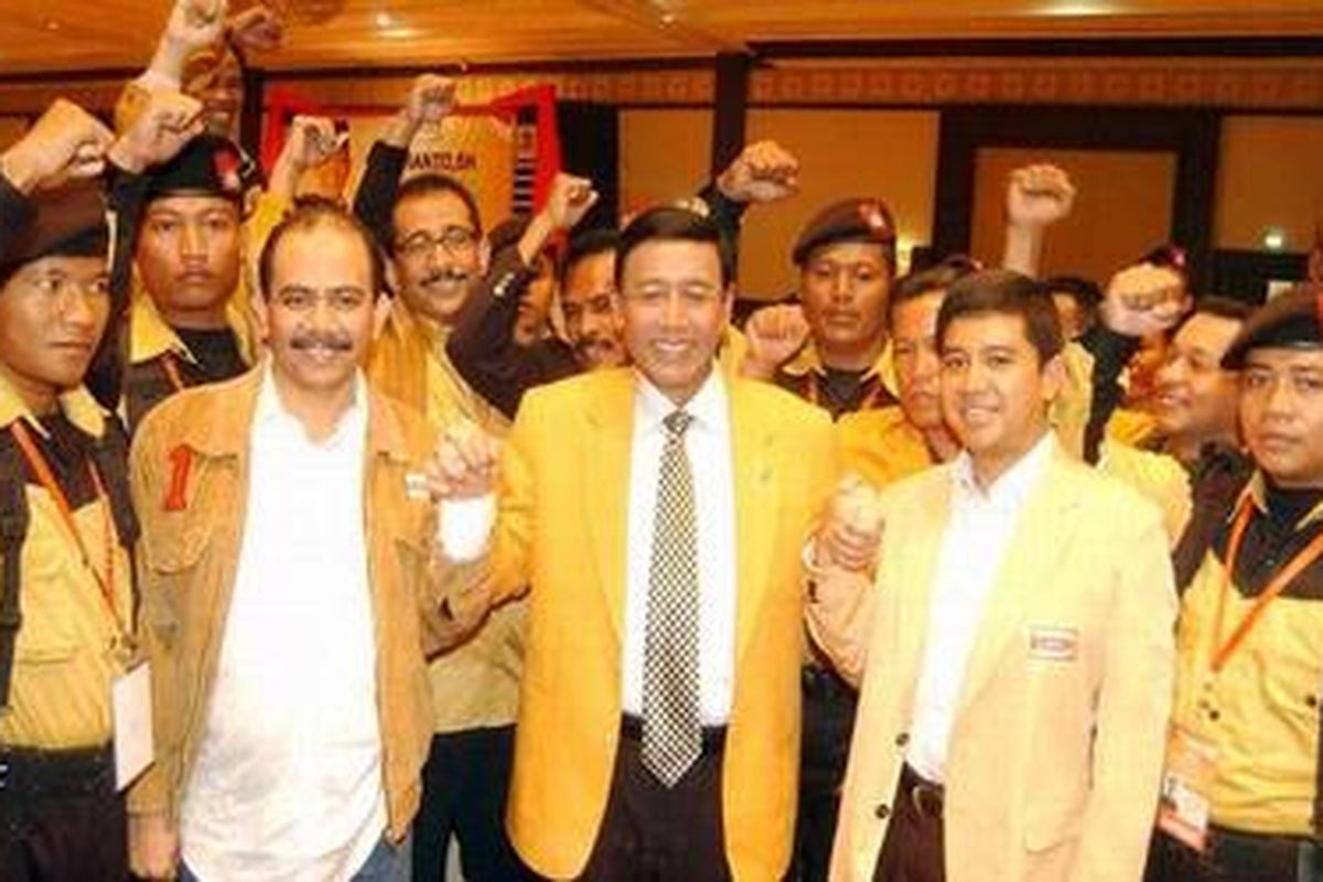 Ketua Umum Hanura terpilih periode 2010-2015, Wiranto (tengah) menggandeng Sekjen Hanura terpilih, Dossy Iskandar (dua dari kiri), dan Yuddy Chrisnandi usai penutupan Munas I di Hotel Shangri-La Surabaya, Minggu (7/2/2010). 