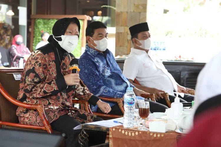 Menteri Sosial Tri Rismaharini saat kunjungannya di Provinsi Riau, Selasa (31/8/2021).