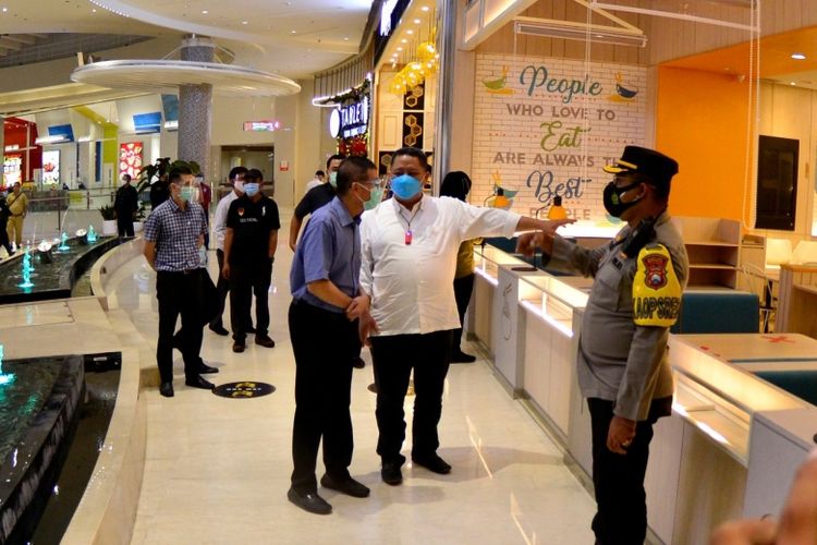  Pelaksana Tugas (Plt) Wali Kota Surabaya Whisnu Sakti Buana melakukan melakukan inspeksi mendadak (sidak) ke salah pusat perbelanjaan 