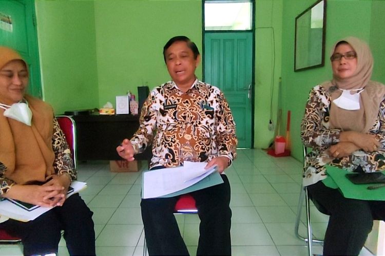 Kepala Dinas Pertanian Kabupaten Cirebon, Asep Pamungkas, memberikan keterangan terkait penyebaran Penyakit Mulut dan Kuku (PMK), Kamis (9/6/2022). Terdapat 748 hewan, 702 sapi, dan 46 kerbau, 4 ekor potong paksa, dan 2 ekor mati.