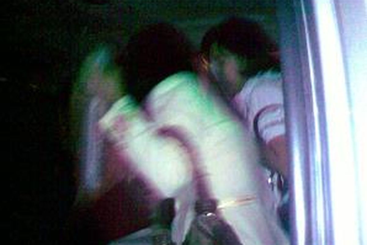 Esther Thanak (kiri) dan Dara Veranita (kanan) menyembunyikan wajahnya dari kamera wartawan seusai menjalani pemeriksaan di Direktorat Narkoba, Polda Metro Jaya, Kamis (23/4). Kedua jaksa itu diduga terlibat dalam penggelapan barang bukti berupa 343 butir ekstasi.