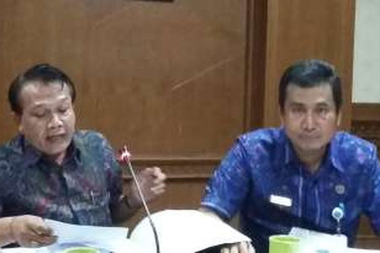 Kabiro Humas Setda Provinsi Bali, Dewa Mahendara (kiri) dan Kabiro Hukum dan HAM Setda Provinsi Bali, I Wayan Sugiada (kanan ) saat konferensi pers, Denpasar, Jumat(17/6/2016) 