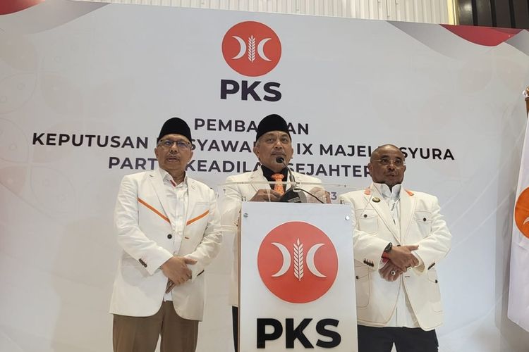 Presiden PKS Ahmad Syaikhu dan jajarannya mengumumkan hasil Musyawarah Majelis Syura PKS di kantor DPP PKS, Jalan TB Simatupang, Pasar Minggu, Jakarta Selatan, Jumat (15/9/2023). 