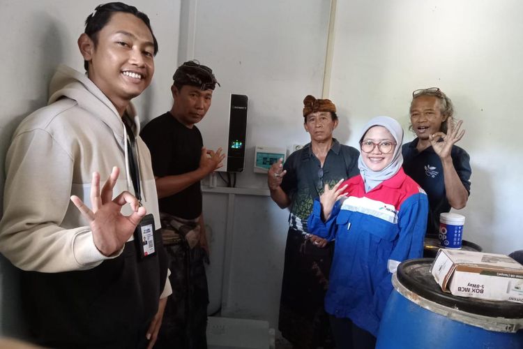 PT Pertamina Patra Niaga Regional Jatimbalus Depot Pengisian Pesawat Udara (DPPU) Ngurah Rai menghadirkan PLTS untuk membantu kebutuhan listrik operasional TPS3R KNR di Desa Adat Kedonganan, Bali.