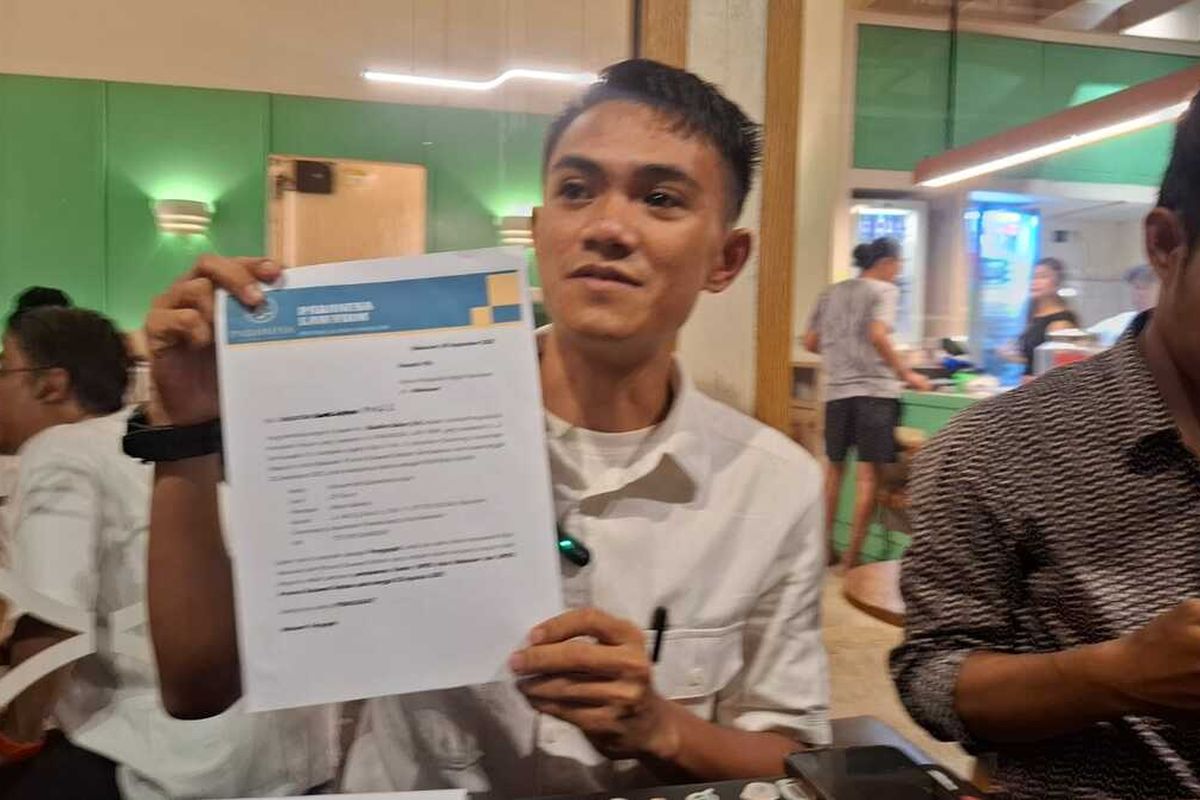Kuasa hukum penggugat, Muallim Bahar yang menunjukkan materi gugatannya usai diajukan ke PN Makassar berisi tujuh petitum di bilangan Jalan A P Pettarani, Kota Makassar, Sulsel, Senin (8/9/2025) malam.