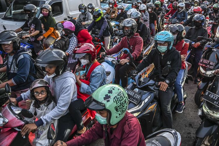 Pengendara sepeda motor memadati jalur mudik motor di jalan raya Kalimalang, Jakarta, Kamis (27/4/2022). Pada H-4 Lebaran 2022 jalan raya Kalimalang mulai dipadati pemudik yang akan menuju ke Jawa Tengah.