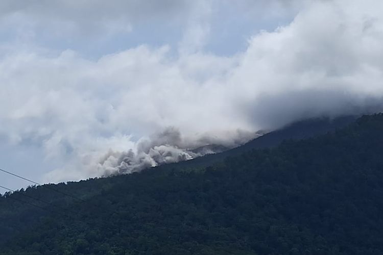 Gunung Lewotobi Laki-laki kembali erupsi disertai awan panas guguran pada Jumat (19/1/2024).