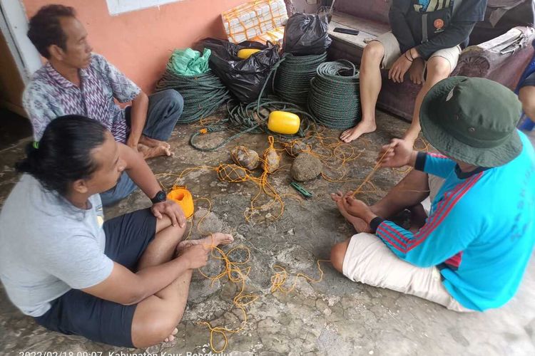 Nelayan Kaur, Bengkulu, memasang alat untuk memperbaiki terumbu karang yang merupakan sarang gurita.