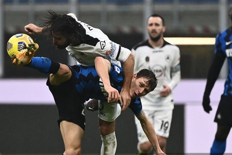 Gelandang Inter Milan, Nicolo Barella, dan pemain Spezia, Luca Mora, berebut bola pada pertandingan Liga Italia, 20 Desember 2020. Pertandingan Inter Milan vs Spezia berakhir dengan skor 0-0.