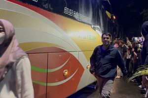 Naik Bus Pariwisata, Sekda Pemkab Pekalongan dan 10 Orang Lainnya Tiba di Gedung KPK