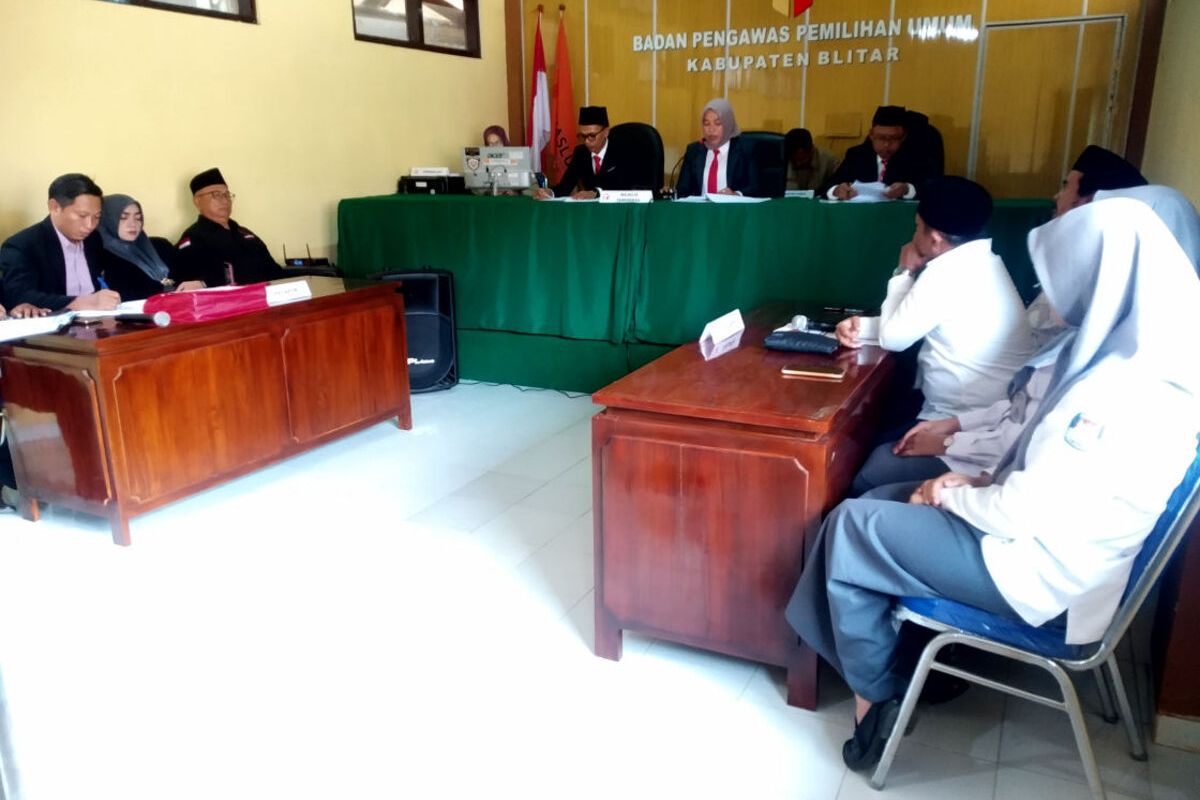 Sidang putusan atas laporan dugaan pelanggaran administrasi oleh KPU Kabupaten Blitar dalam penetapan DCS di Kantor Bawaslu Kabupaten Blitar di Jalan A Yani Kota Blitar, Kamis (19/10/2023)
