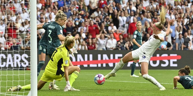 Striker timnas wanita Inggris Chloe Kelly mencetak gol kedua timnya pada final Piala Eropa Wanita 2022 atau Women's Euro 2022 antara Inggris vs Jerman di Stadion Wembley, di London, pada 31 Juli 2022.