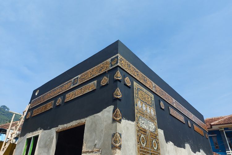 Bangunan masjid mirip Ka'bah di pelosok Bandung Barat yang viral di media sosial.