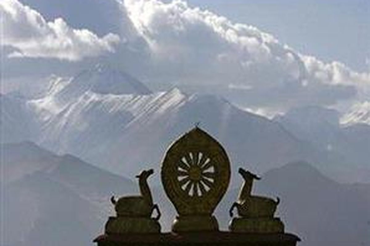 Puncak emas Biara Drepung di Lhasa, Tibet. 