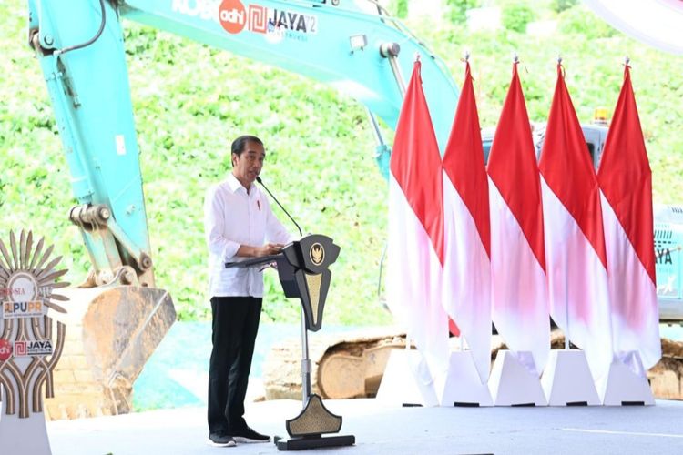 Presiden Joko Widodo saat memberikan sambutan di acara melakukan peletakan batu pertama atau groundbreaking Memorial Park Ibu Kota Nusantara (IKN) di Penajam Paser Utara, Kalimantan Timur pada Rabu (17/1/2024). 