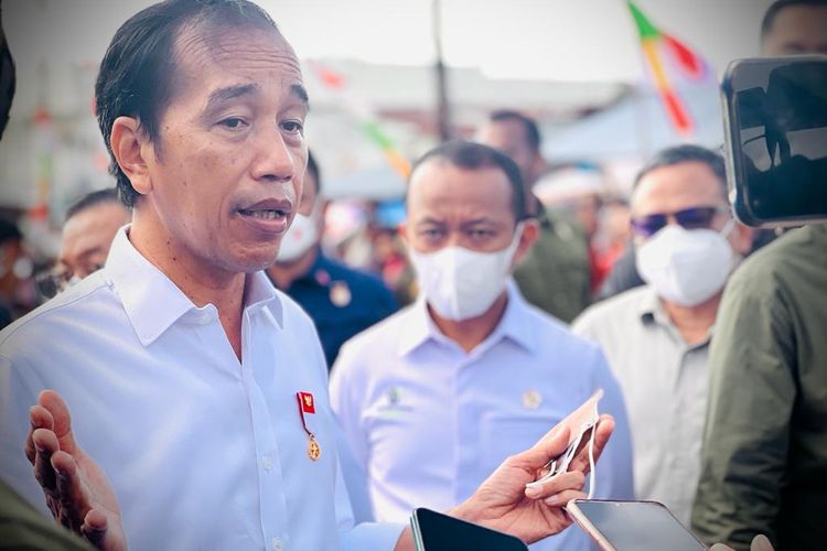 Presiden Joko Widodo memberikan keterangan pers setelah membagikan bantuan di Pasar Olilit Saumlaki, Kepulauan Tanimbar, Jumat (2/9/2022).