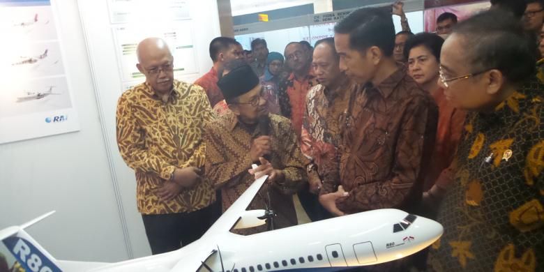 Presiden Ketiga RI BJ Habibie menunjukkan miniatur pesawat R80 ke Presiden Joko Widodo di Puspitek, Tangerang, Senin (13/4/2015). Pesawat itu rencananya akan dibuat oleh Regio Aviasi Industri yang ingin dimiliki Habibie. 