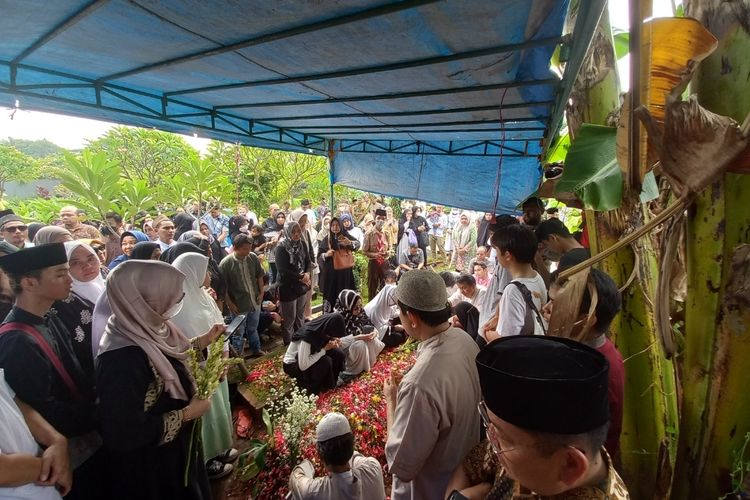 Suasana pemakaman Mantan Wakil Gubernur Banten, HM Masduki di Makam Keluarga Besar Ki Durma (Ki Laut), Sumur Pacing, Karawaci, Kota Tangerang pada Kamis (22/6/2023).