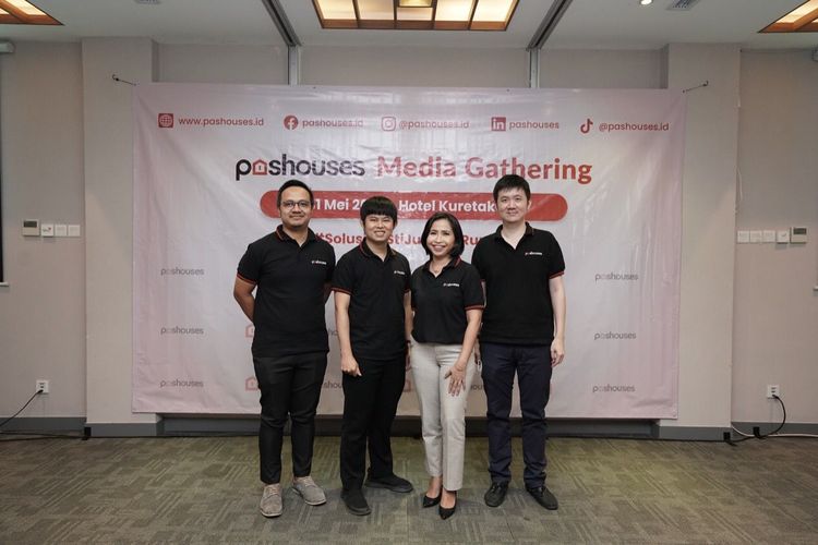 Pashouses, platform jual beli rumah tapak di Indonesia secara resmi meluncurkan Booster Sell untuk membantu konsumen menjual rumah. Tampak dalam gambar dari kiri ke kanan, Co-Founder COO dan Co-founder Bin Anindita, Chief Technology Officer Budi Waskita, General Manager Shirley Pranoto, dan CEO dan Co-Founder Junghans Tasani.