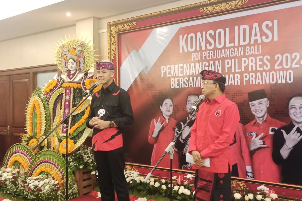 Bakal calon presiden dari PDI-P, Ganjar Pranowo, didampingi Ketua DPD PDI-P Bali, Wayan Koster, dalam konferensi pers usia rapat konsolidasi pemenangan Pilpres 2024 di Sanur, Denpasar, Bali. Kompas.com/ Yohanes Valdi Seriang Ginta