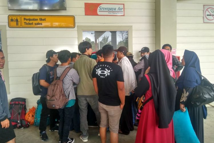 Penumpang pesawat Sriwijaya Air yang gagal berangkat saat berada di Bandara Mozes Kilangin Timika.