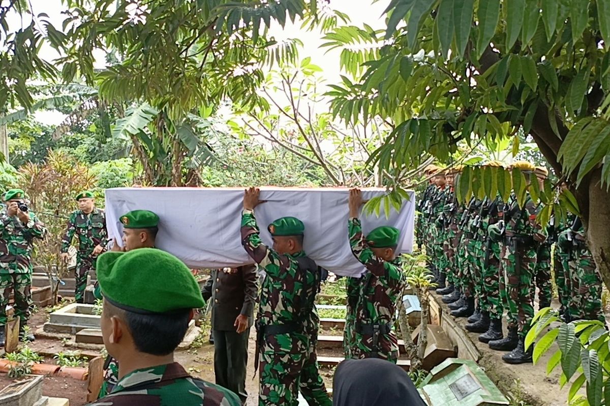 Foto almarhum Mayor (cpl) Anda Rohanda saat dipegang oleh keluarganya, sesaat sebel menuju pemakaman di Desa Cinunuk, Kecamatan Cileunyi, Kabupaten Bandung, Jawa Barat, Selasa (13/5/2025)