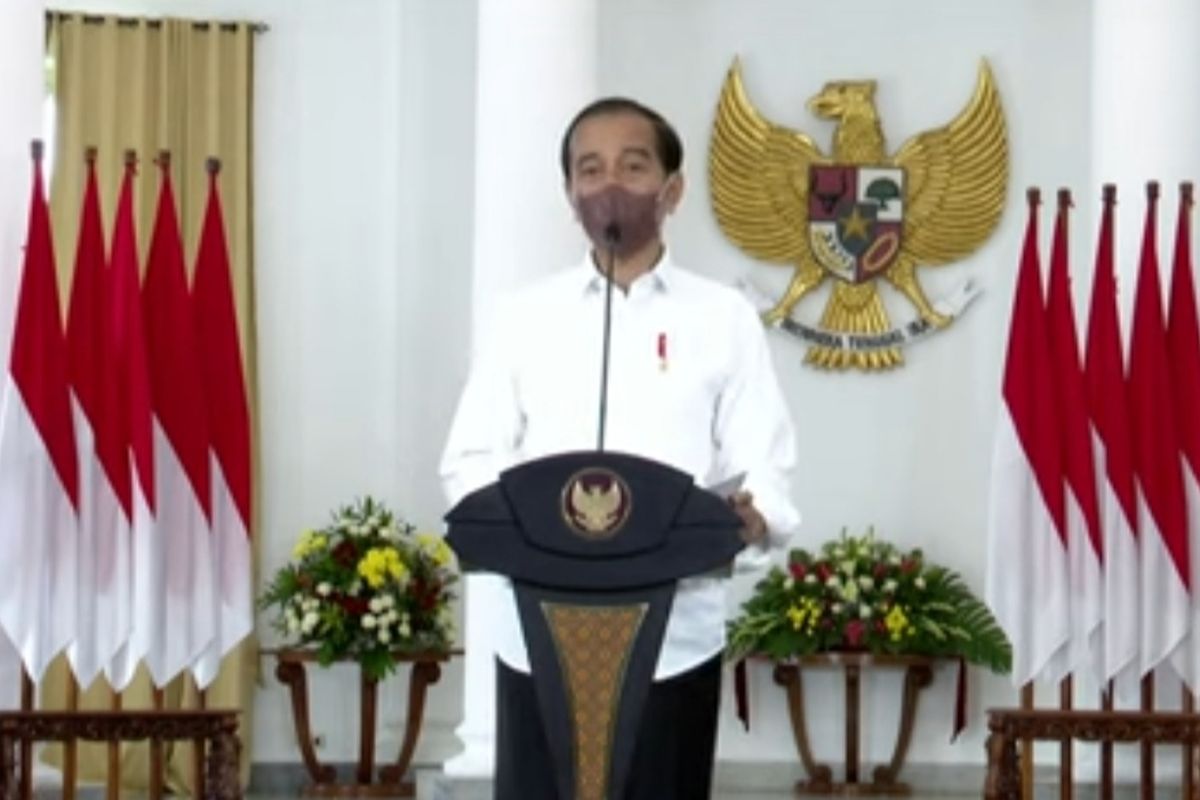 Presiden Joko Widodo saat meninjau pelaksanaan vaksinasi di berbagai daerah di Indonesia lewat sambungan virtual dari Istana Bogor, Kamis (17/2/2022).