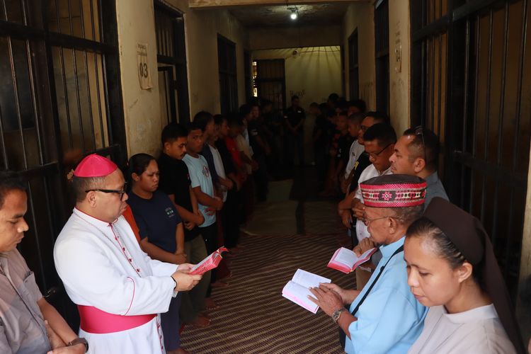 Kala Para Tahanan Polres Manggarai Barat Ikuti Ibadah Jalan Salib Yesus  