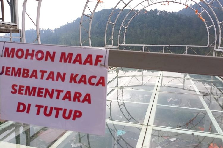 Jembatan kaca The Geong di kawasan Objek Wisata Guci, Kabupaten Tegal, Jateng ditutup sementara, Selasa (31/10/2023). 