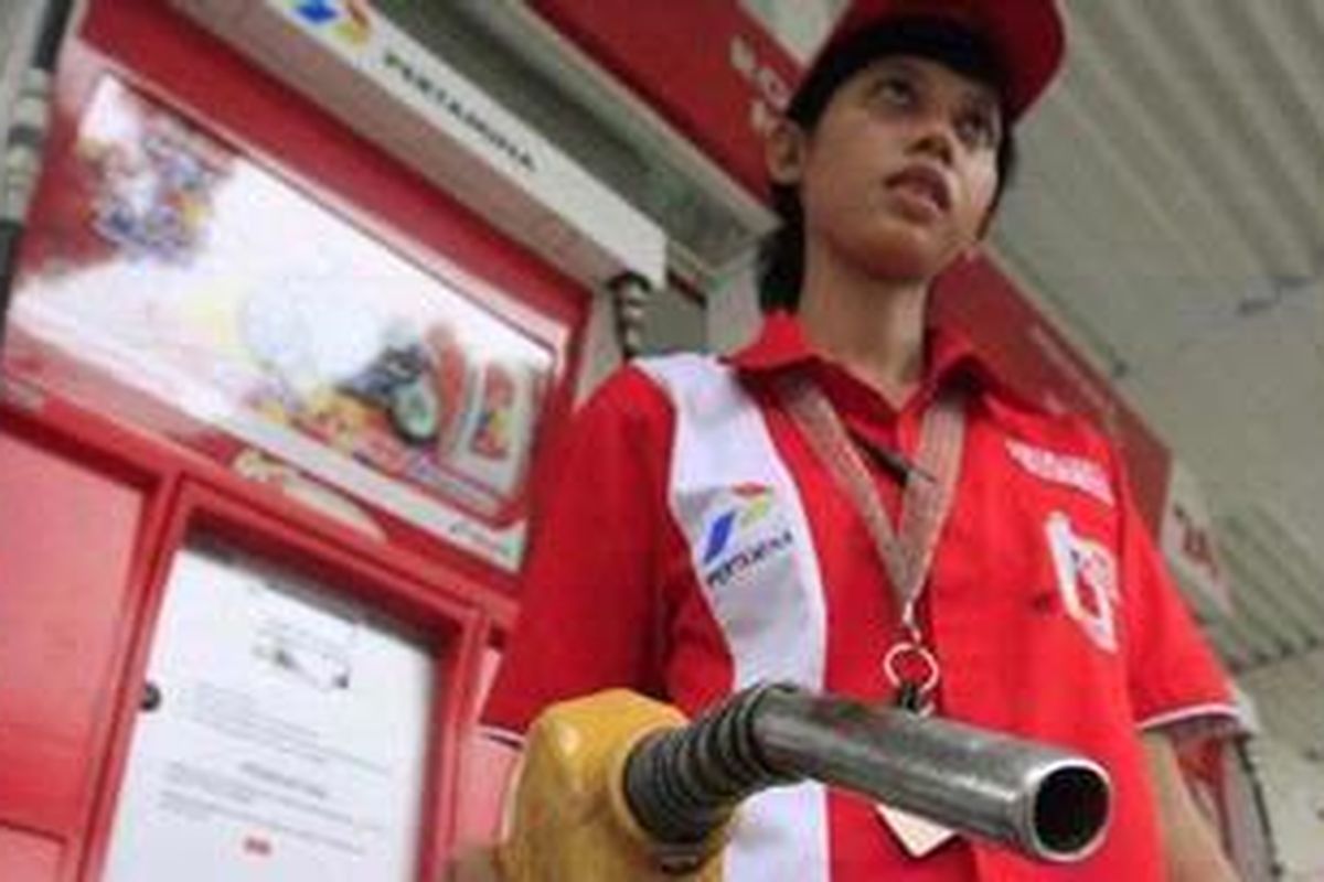 Petugas mengisikan Bahan Bakar Minyak (BBM) jenis premium ke kendaraan roda dua di SPBU Kuningan, Jakarta Selatan, Kamis (27/5/2010). Pemerintah melalui Kementerian Energi Sumber Daya dan Mineral (ESDM) berencana mengurangi konsumsi BBM bersubsidi yakni premium untuk kendaraan bermotor roda dua dan mewajibkan mereka menggunakan BBM nonsubsidi (pertamax dan pertamax plus) mulai Agustus mendatang. 