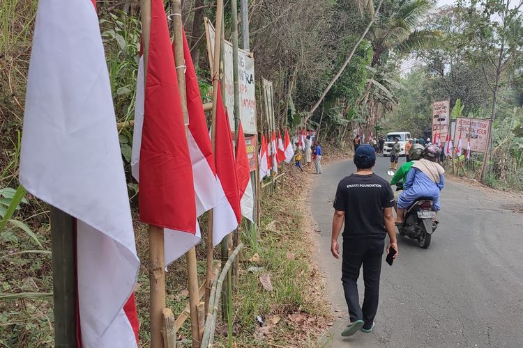 Protes Aktivitas Tambang di  Magelang, Warga Sambeng Pasang Bendera Setengah Tiang