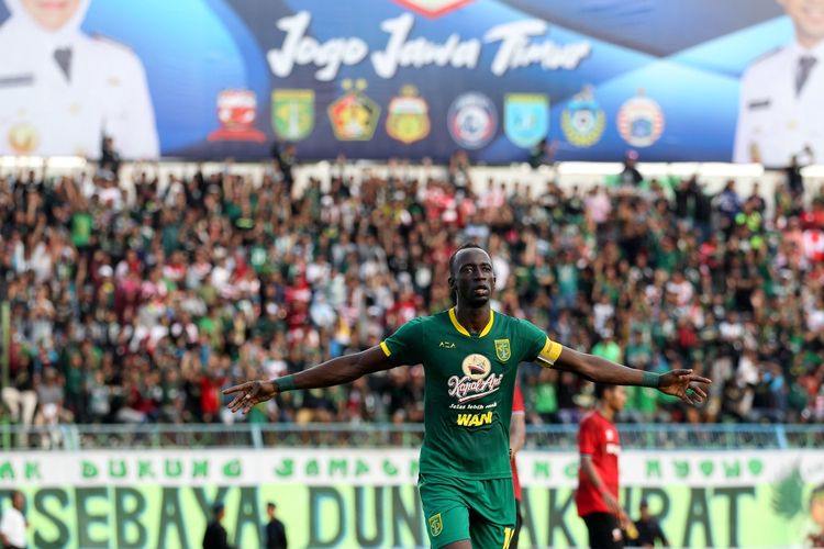 Makan Konate merayakan gol yang dicetaknya pada laga Madura United vs Persebaya yang berlangsung pada laga terakhir penyisihan Grup A, Piala Gubernur Jawa Timur 2020, di Stadion Gelora Bangkalan, Jumat (14/2/2020).