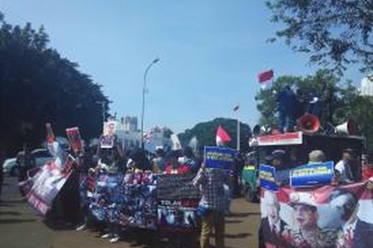 Unjuk rasa dilakukan oleh Indonesia Society for Humanity (ISFH) yang menyatakan penolakan atas kedatangan Presiden Mesir Abdel Fattah Al Sisi ke Indonesia di Istana Negara, Jalan Medan Merdeka Utara, Jakarta Pusat, Kamis (3/9/2015). 