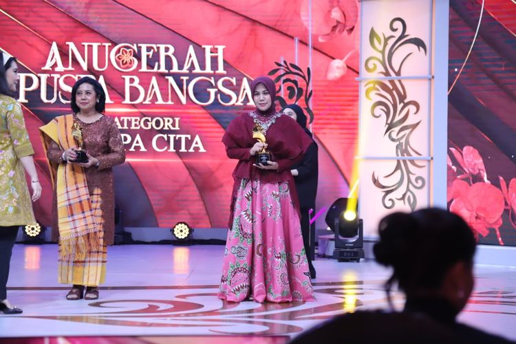 Ketua TP PKK Jember Ning Ghyta menerima penghargaan kategori Puspa Cita dalam ajang Anugerah Puspa Bangsa 2026 yang digelar Kompas TV di Menara 1 Kompas, Palmerah, Jakarta Pusat, Selasa (21/4/2026).