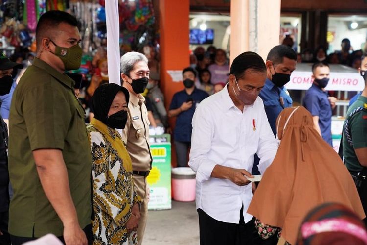 Presiden Joko Widodo (Jokowi) membagikan bantuan sosial (Bansos) bagi masyarakat penerima manfaat dan pedagang di Pasar Cibinong, Kabupaten Bogor, Selasa, (17/5/2022).