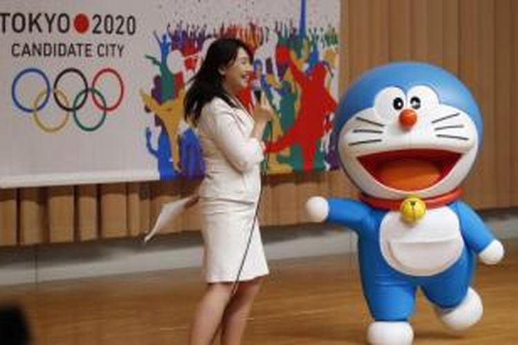 Doraemon, salah satu karakter animasi yang paling populer di Jepang, berpartisipasi dalam upacara peluncuran promosi Tokyo untuk tuan rumah Olimpiade 2020 di Tokyo, 23 Agustus 2013.