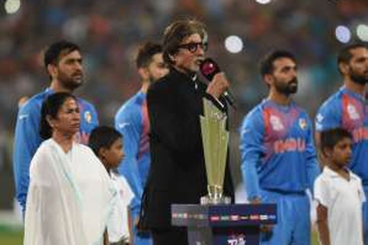 Aktor Bollywood kawakan Amitabh Bachchan (tengah) menyanyikan lagu kebangsaan India dalam acara pembukaan turnamen kriket World T20 di The Eden Gardens Cricket Stadium, Kalkutta, India, Minggu (19/3/2016).