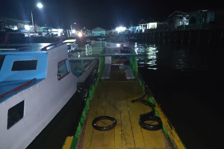 Satu kapal kayu yang berhasil dibawa ke dermaga Binalawan pasca tabrakan Minggu (14/4/2024)  malam 