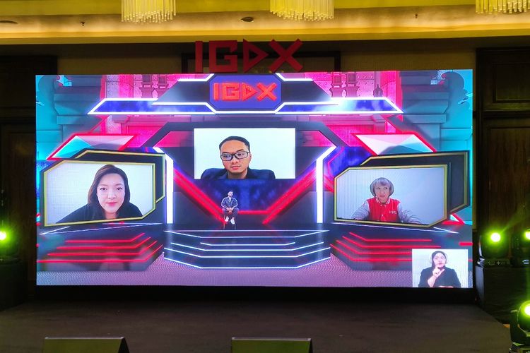 CEO Megaxus, Eva Muliawati (kiri), Country Head Garena Indonesia, Hans Saleh dan Head of Brand Marketing Mobile Premiere League (MPL), Layla Safira Andarmawanti saat mengadiri sebuah sesi virtual di IGDX 2021.