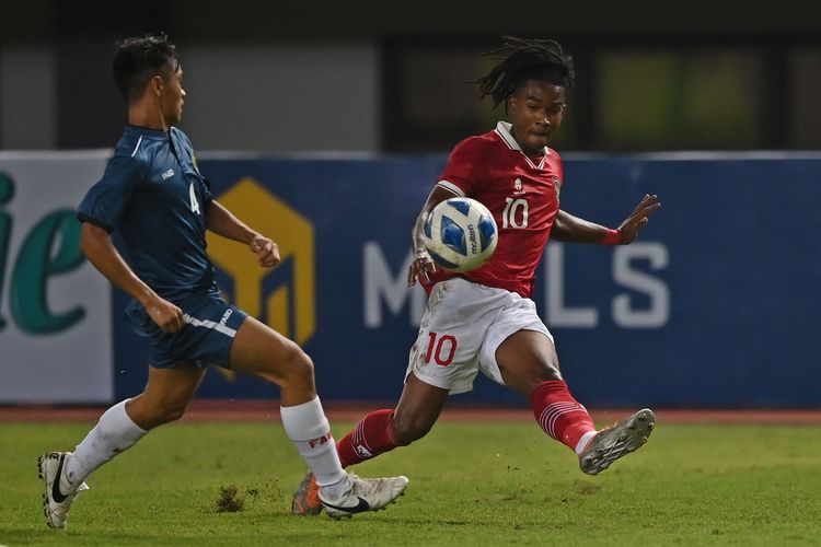 Pesepak bola Tim Nasional Indonesia U-19 Ronaldo Kwateh (kanan) berebut bola dengan pesepak bola Tim Nasional Brunei Darussalam U-19 Maverick Lim (kiri) dalam laga penyisihan Grup A Piala AFF U-19 2022 di Stadion Patriot Candrabhaga, Bekasi, Jawa Barat, Senin (4/7/2022). ANTARA FOTO/Aditya Pradana Putra/wsj. 