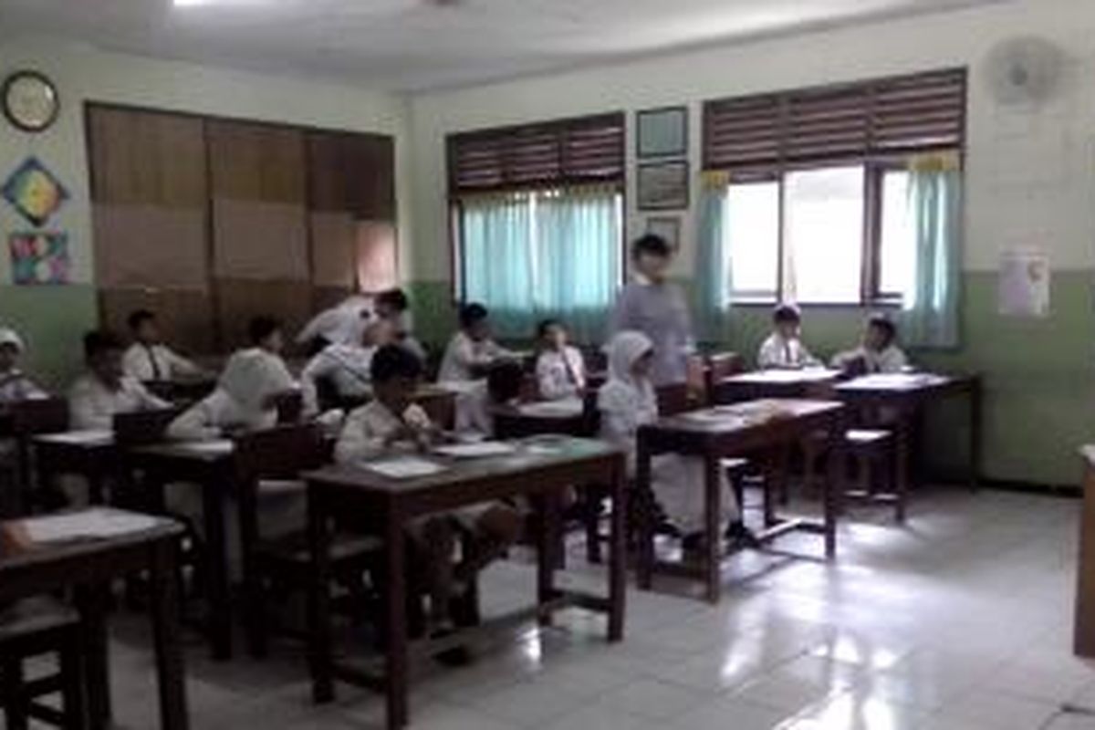 Siswa SDN Duren Jaya VII sedang melaksanakan Ujian Nasional hari pertama dengan mata pelajaran Bahasa Indonesia