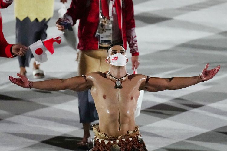 Pita Taufatofua, dari Tonga, berjalan saat upacara pembukaan di Stadion Olimpiade pada Olimpiade Musim Panas 2020, Jumat, 23 Juli 2021, di Tokyo, Jepang. 