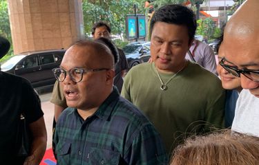 Ahmad Dhani bersama bersama musisi yang tergabung dalam Komposer Bersatu mendatangi Gedung Kementerian Hukum dan Hak Asasi Manusia (Kemenkumham) di kawasan Rasuna Said, Jakarta Selatan, Selasa (18/4/2023). 