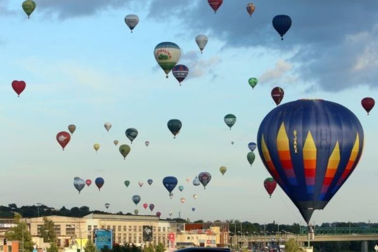 Balon udara terbang di atas kota Kaunas, Lituania, pada Sabtu (7/7/2018) dalam festival Wind of Freedom untuk menandai usia kemerdekaan negara tersebut yang memasuki usia 100 tahun. (AFP/Petras Malukas)