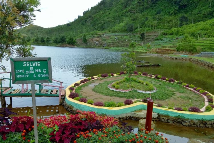 Salah satu spot selfie yang dibuat warga di Telaga Danau Rawa Gede, Desa Sirna Jaya, Sukamakmur, Kabupaten Bogor, Jawa Barat.