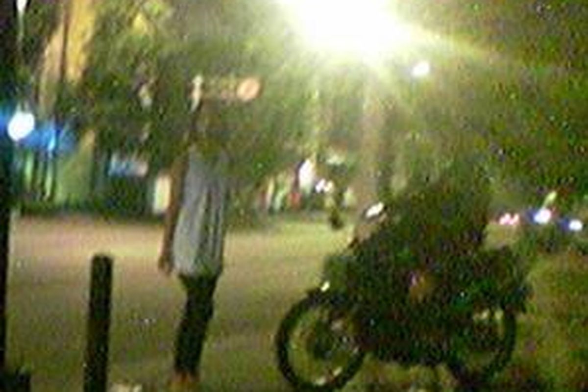 Aktivitas prostitusi di kawasan Jalan Mahakam, Jakarta Selatan tak terpengaruh dengan kabar penggusuran pedagang di kawasan Barito, tak jauh dari lokasi aktivitas mereka.