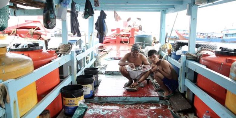 Anak buah Kapal Tanjung Balai Karimun sedang beristirahat di Pulau Tiga Barat, Kabupaten Natuna. 