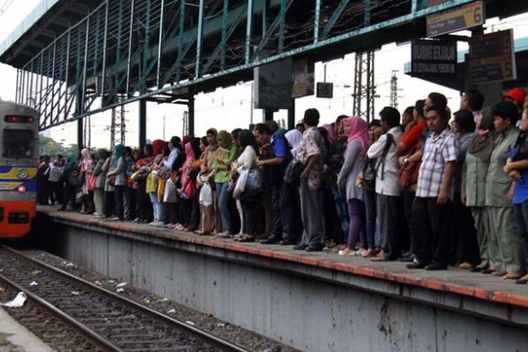 Para penumpang KRL jurusan Bogor berdesakan saat berhenti menaikan penumpang di Stasiun Manggarai